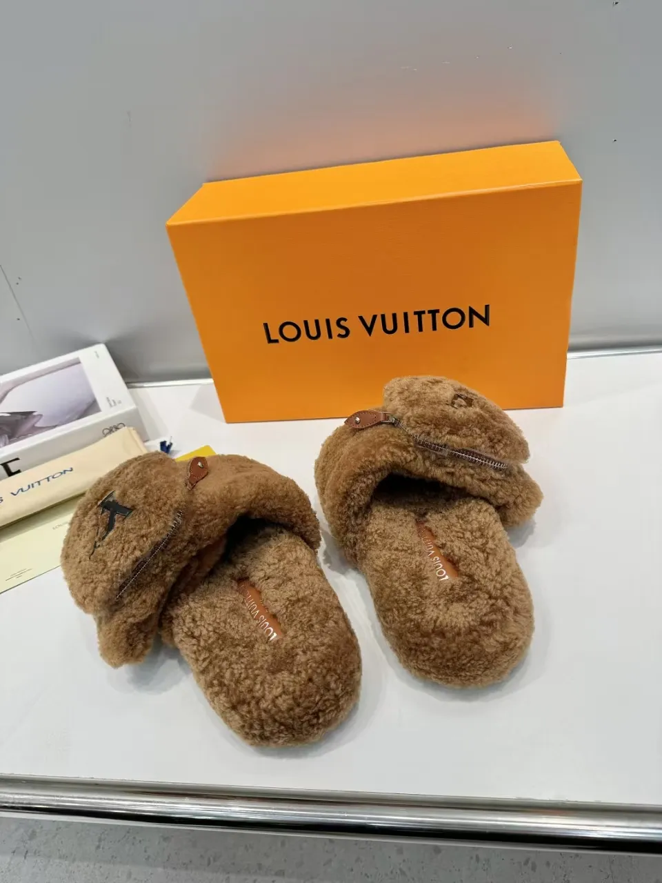 👟👟Ex-factory price 500👟👟 Popular style [LV mop] official website synchronization: counter quality! My family only makes all-genuine lamb 🐑 wool. A giant trendy fall and winter thick-soled fur flip flop. The super comfortable and luxurious wool texture makes your feet more beautiful, confident and comfortable. It is very suitable for home and outdoor use. 1: Fabric: Genuine leather lamb 🐑 wool 2: Lining: Genuine leather lamb 🐑 wool 3: Foot pads: Genuine leather lamb 🐑 wool 4: Outsole: Wear-resistant and non-slip rubber outsole 5: Number of yards: 35-41 yards [Note: 41 customized]